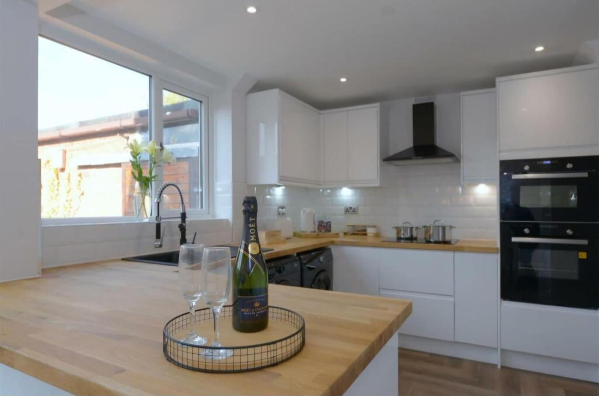 Modern 3 Bedroom Property With Free Driveway Parking By Shire Stays Shrewsbury Zewnętrze zdjęcie