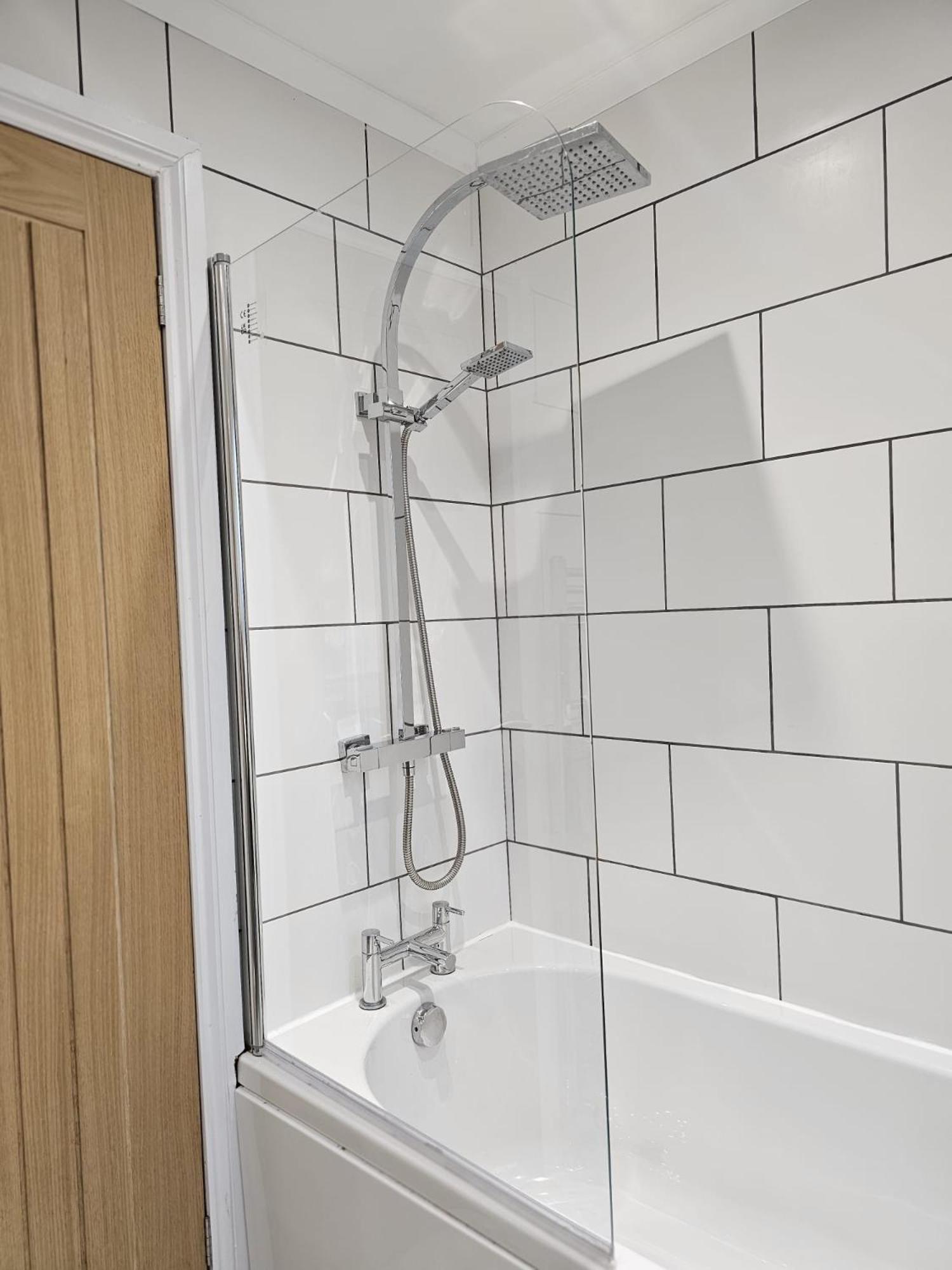 Modern 3 Bedroom Property With Free Driveway Parking By Shire Stays Shrewsbury Zewnętrze zdjęcie