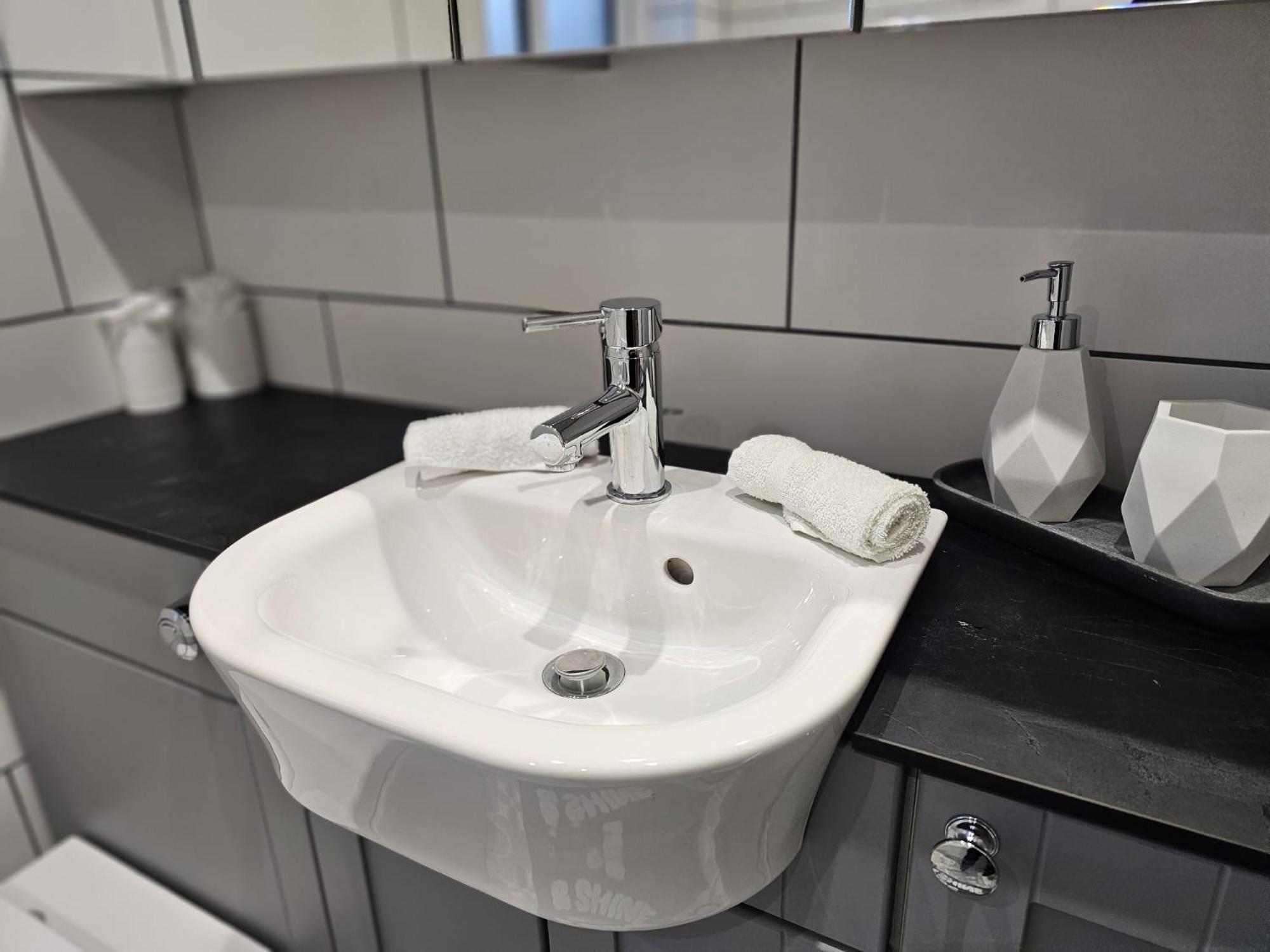 Modern 3 Bedroom Property With Free Driveway Parking By Shire Stays Shrewsbury Zewnętrze zdjęcie